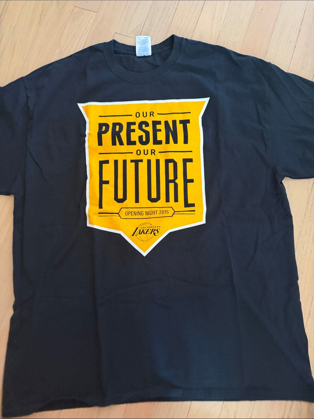 Los Angeles Lakers Kobe Bryant’s Last Season Giveaway T-shirt XL (23X29)